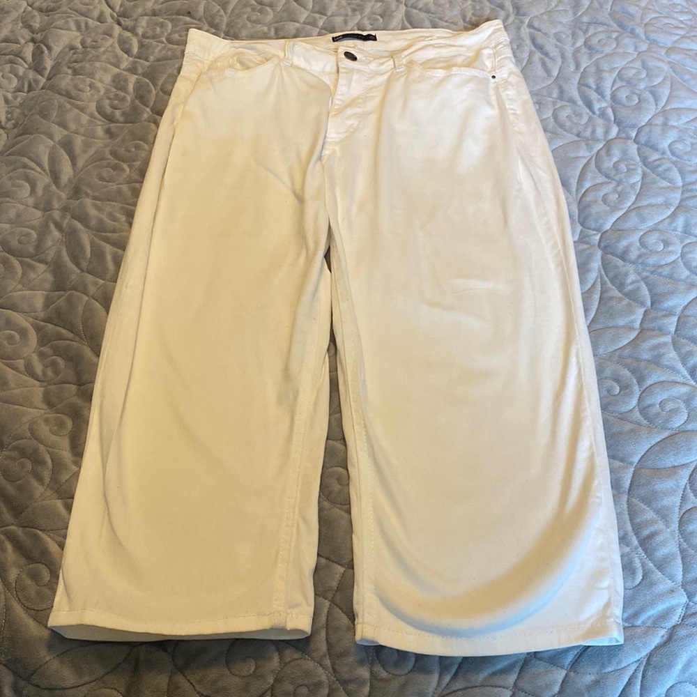 White capri Jeans. Very stylish, very nice, cute, Y2K jeans.